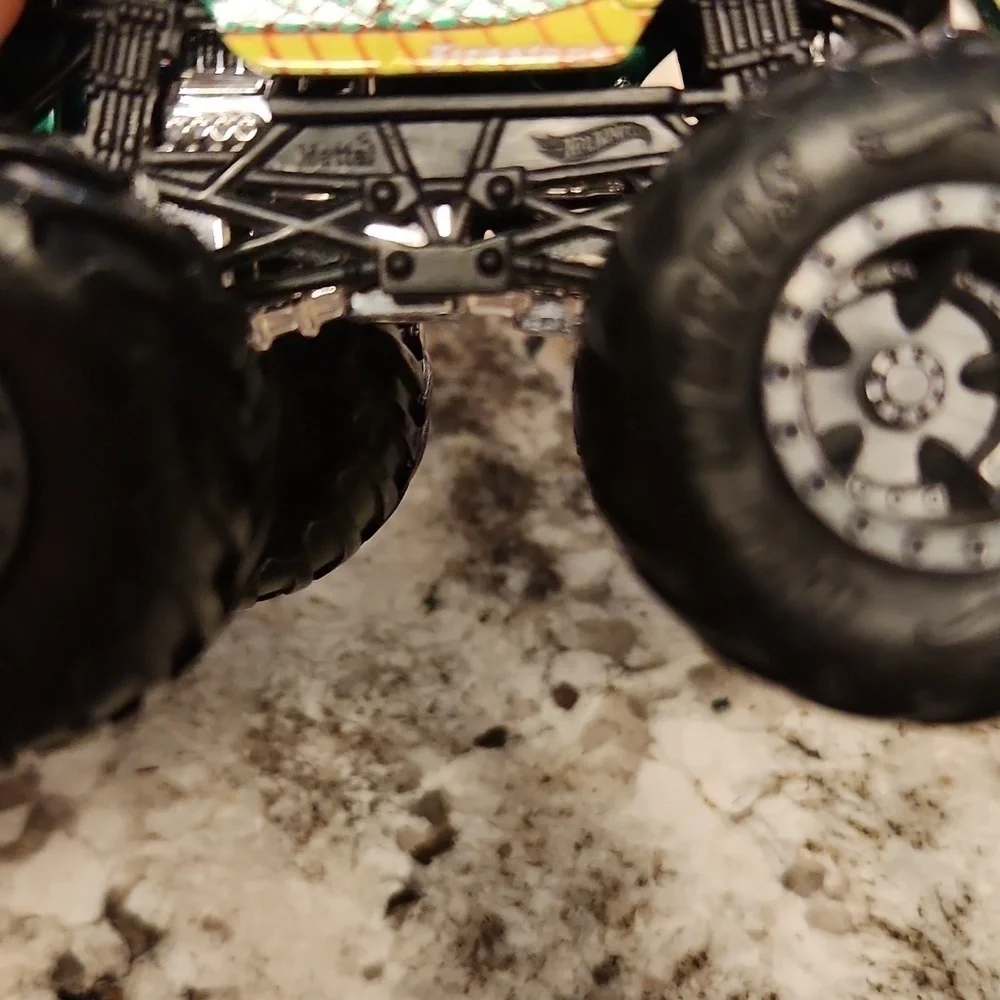 Hot Wheels Monster Trucks Fan Favorites Snake Bite 1:64 scale